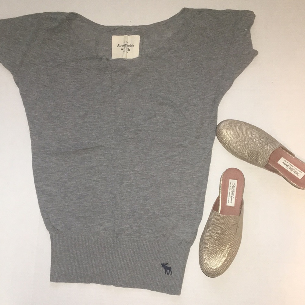 Gray short sleeve shirt